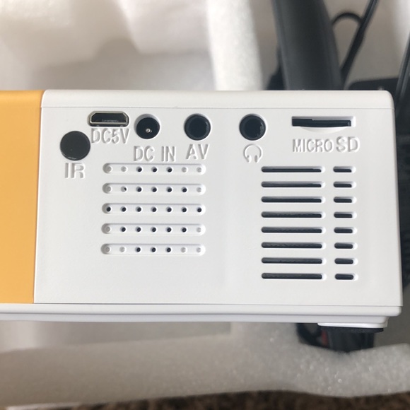 Mini LED Projector 📽 - Picture 3 of 7